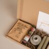 goud waard brievenbus cadeau - Koffie, 2 kaarsen, kandelaar & chocolade