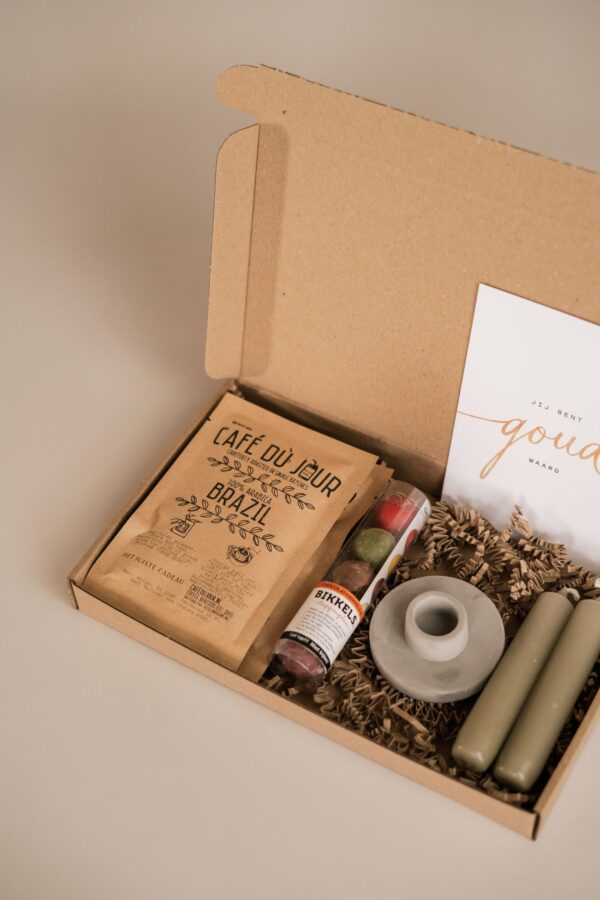 goud waard brievenbus cadeau - Koffie, 2 kaarsen, kandelaar & chocolade