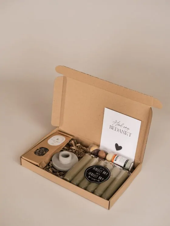 Bedankt brievenbus cadeau - thee, kandelaar, set kaarsen en chocolade bikkels Bedankt brievenbus cadeau - thee, kandelaar, set kaarsen en chocolade bikkels