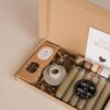 Bedankt brievenbus cadeau - thee, kandelaar, set kaarsen en chocolade bikkels