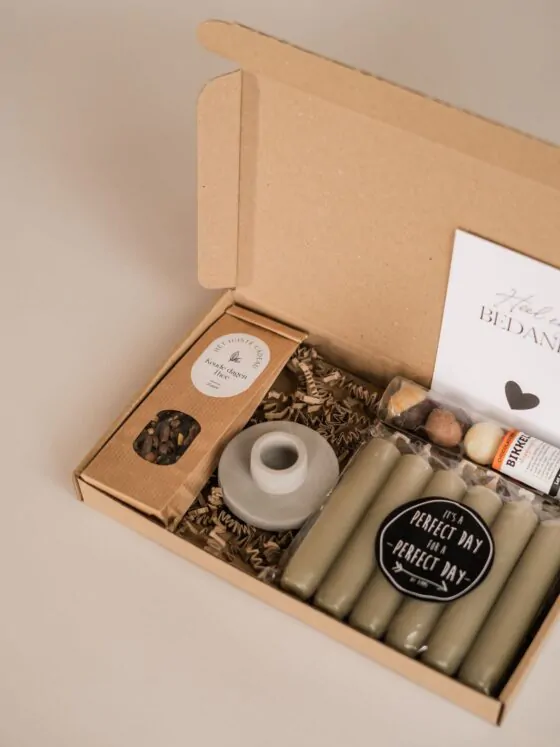 Bedankt brievenbus cadeau - thee, kandelaar, set kaarsen en chocolade bikkels