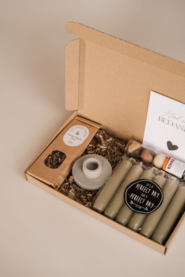 Bedankt brievenbus cadeau - thee, kandelaar, set kaarsen en chocolade bikkels