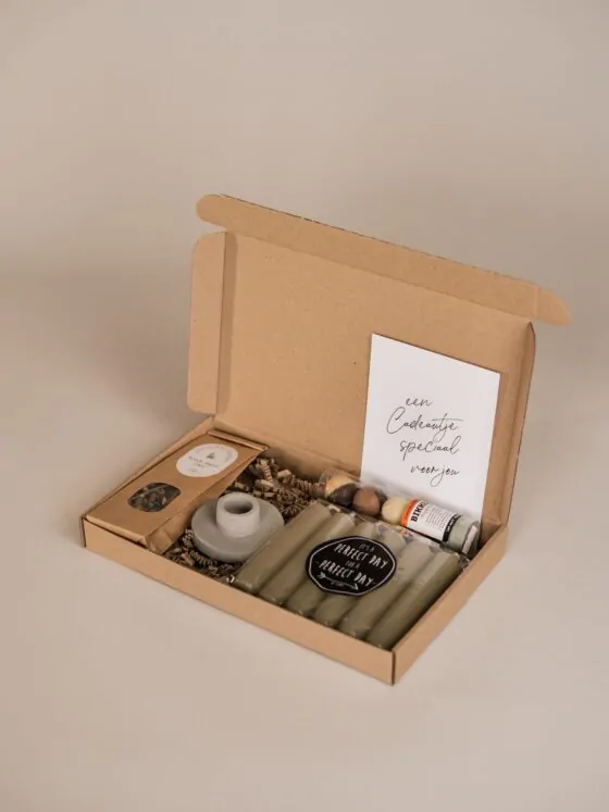 Een cadeautje speciaal voor jou brievenbus cadeau - thee, kandelaar, set kaarsen en chocolade bikkels
