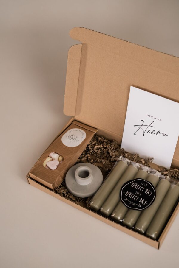hiep hiep hoera brievenbus cadeau, kaarsen, kandelaar, snoep