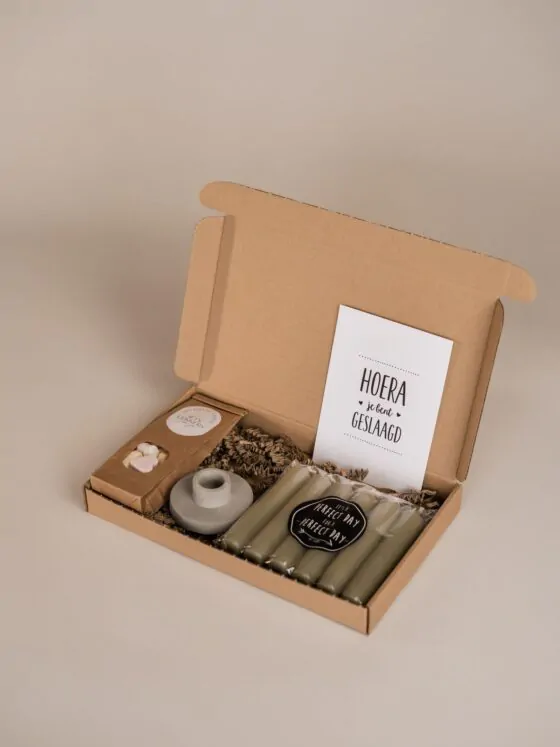 hoera geslaagd - brievenbus cadeau, kaarsen, kandelaar, snoep hoera geslaagd - brievenbus cadeau, kaarsen, kandelaar, snoep