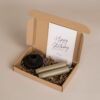happy birthday brievenbuscadeau - Kandelaar, 2 kaarsen & een ansichtkaart