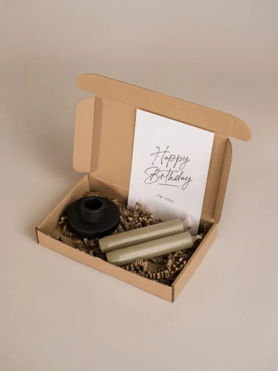 happy birthday brievenbuscadeau - Kandelaar, 2 kaarsen & een ansichtkaart