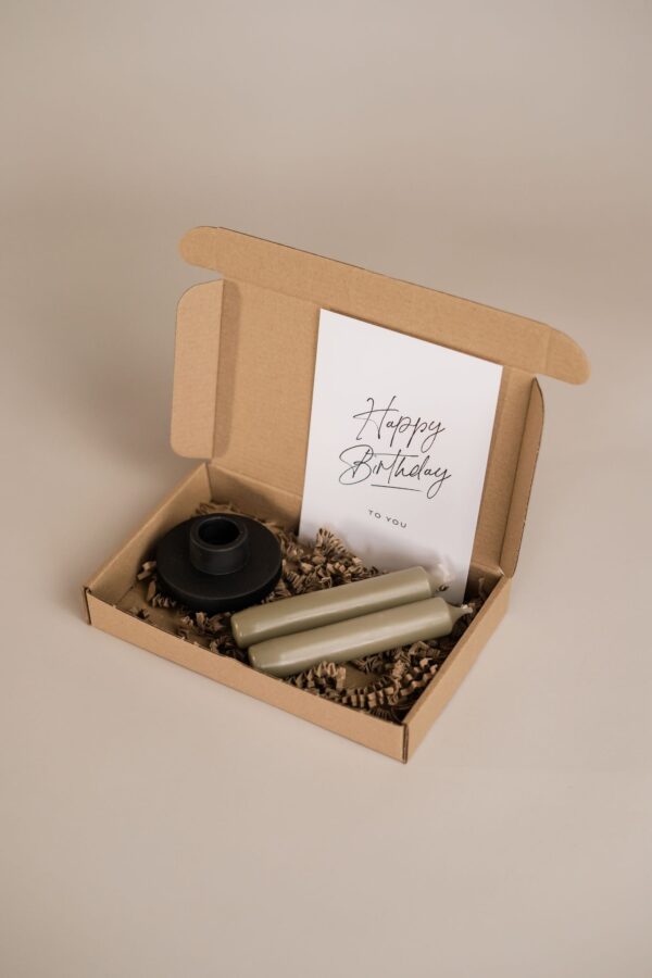 happy birthday brievenbuscadeau - Kandelaar, 2 kaarsen & een ansichtkaart
