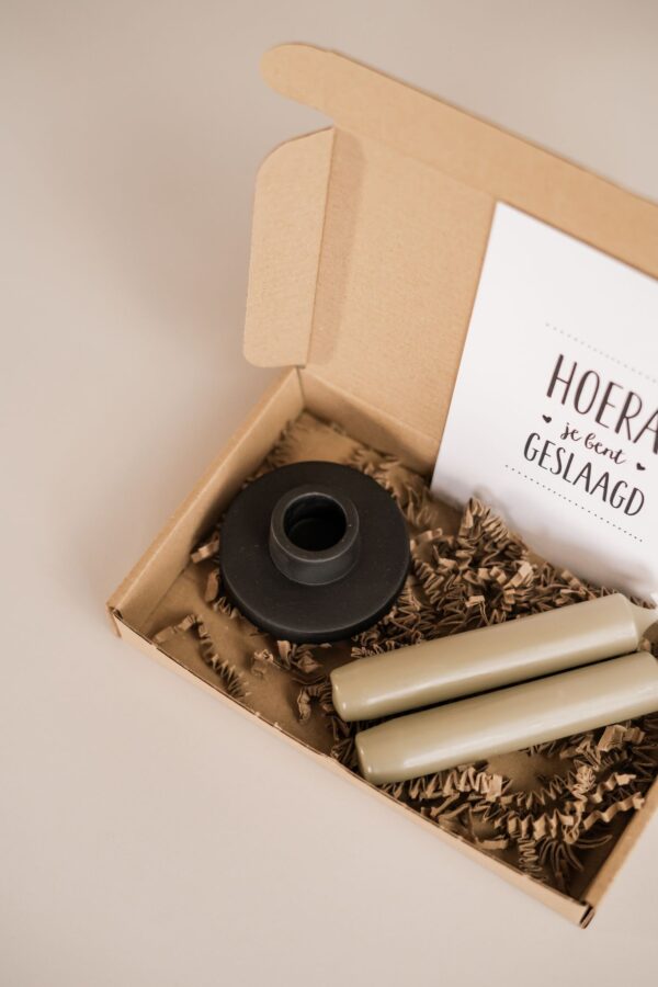 hoera je bent geslaagd Brievenbuscadeau - Kandelaar, 2 kaarsen & een ansichtkaart hoera je bent geslaagd Brievenbuscadeau - Kandelaar, 2 kaarsen & een ansichtkaart