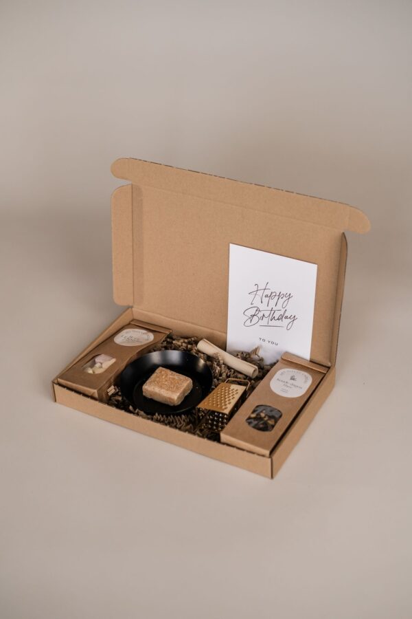 verjaardags Brievenbus cadeau - Thee, snoepjes, geurblokje, schaaltje & minirasp verjaardags Brievenbus cadeau - Thee, snoepjes, geurblokje, schaaltje & minirasp