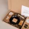 verjaardags Brievenbus cadeau - Thee, snoepjes, geurblokje, schaaltje & minirasp verjaardags Brievenbus cadeau - Thee, snoepjes, geurblokje, schaaltje & minirasp