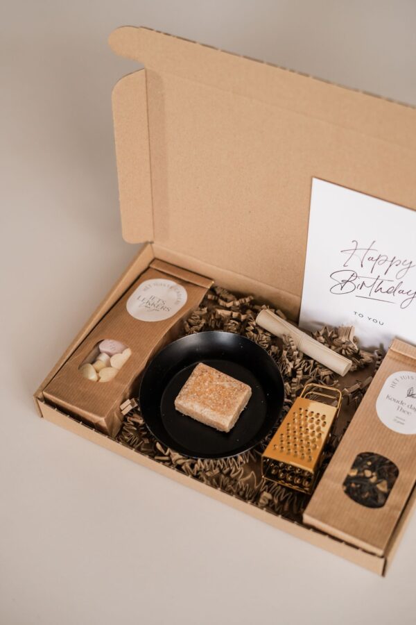 verjaardags Brievenbus cadeau - Thee, snoepjes, geurblokje, schaaltje & minirasp verjaardags Brievenbus cadeau - Thee, snoepjes, geurblokje, schaaltje & minirasp