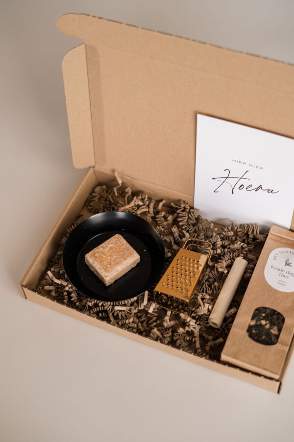 hiep hiep hoera Brievenbus cadeau - thee, geurblokje, schaaltje & minirasp