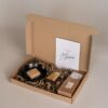hiep hiep hoera Brievenbus cadeau - snoepjes, geurblokje, schaaltje & minirasp