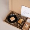 hiep hiep hoera Brievenbus cadeau - snoepjes, geurblokje, schaaltje & minirasp