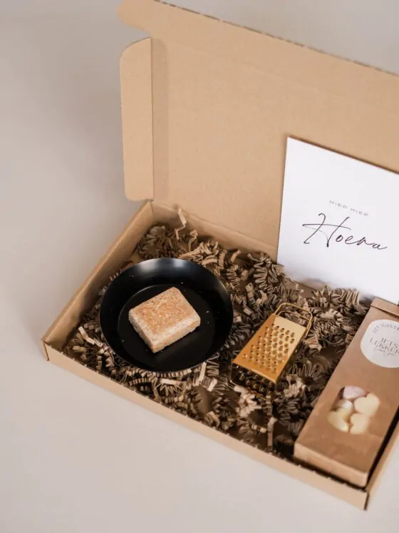 hiep hiep hoera Brievenbus cadeau - snoepjes, geurblokje, schaaltje & minirasp