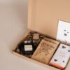 Veel liefs brievenbuscadeau, chocoladereep, schaaltje, rasp, amberblokje, koffie Veel liefs brievenbuscadeau, chocoladereep, schaaltje, rasp, amberblokje, koffie