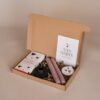 Brievenbus cadeau verjaardag - Chocoladereep, spiegel-sleutelhanger, 2 kaarsen & kandelaar Brievenbus cadeau verjaardag - Chocoladereep, spiegel-sleutelhanger, 2 kaarsen & kandelaar