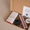 Brievenbus cadeau bedankt - Chocoladereep, spiegel-sleutelhanger, 2 kaarsen & kandelaar