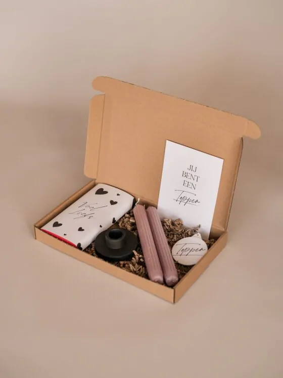 Brievenbus cadeau jij bent een topper - Chocoladereep, spiegel-sleutelhanger, 2 kaarsen & kandelaar