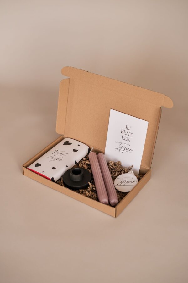 Brievenbus cadeau jij bent een topper - Chocoladereep, spiegel-sleutelhanger, 2 kaarsen & kandelaar