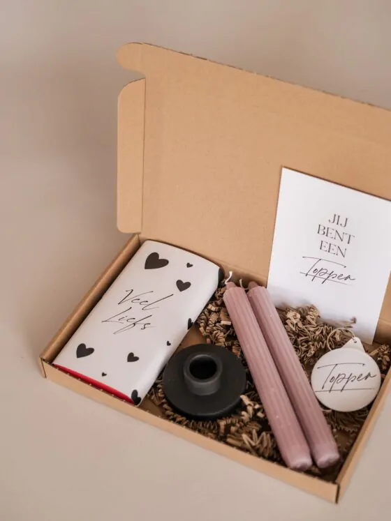 Brievenbus cadeau jij bent een topper - Chocoladereep, spiegel-sleutelhanger, 2 kaarsen & kandelaar