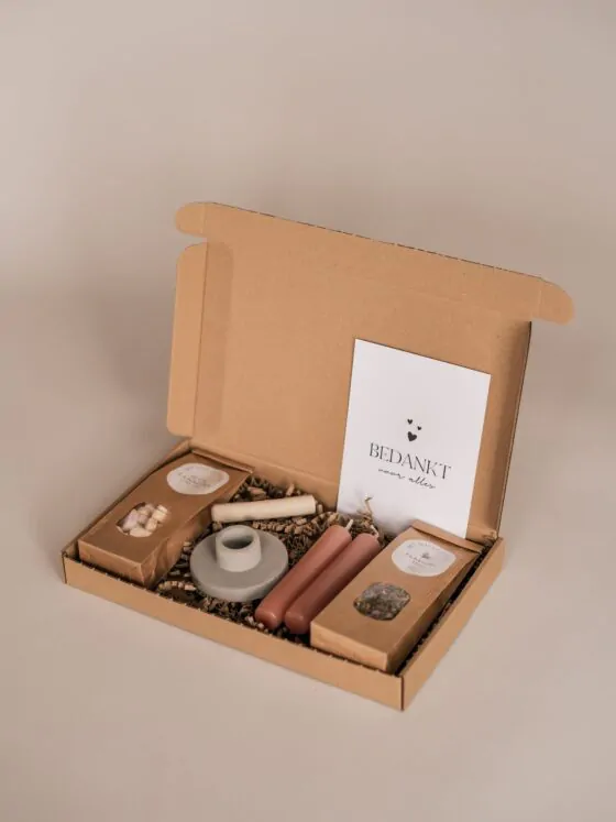 Brievenbus cadeau XL - Bedankt - Thee, snoepjes, kandelaar & 2 kaarsen