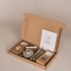 Brievenbus cadeau jij bent de liefste - Snoepjes, thee, kandelaar en 2 kaarsen Brievenbus cadeau jij bent de liefste - Snoepjes, thee, kandelaar en 2 kaarsen