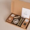Brievenbus cadeau jij bent de liefste - Snoepjes, thee, kandelaar en 2 kaarsen Brievenbus cadeau jij bent de liefste - Snoepjes, thee, kandelaar en 2 kaarsen