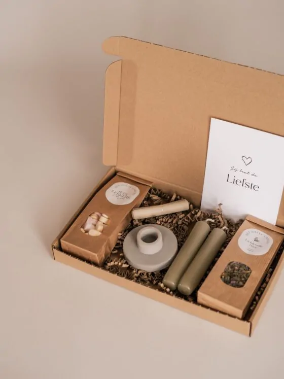 Brievenbus cadeau jij bent de liefste - Snoepjes, thee, kandelaar en 2 kaarsen