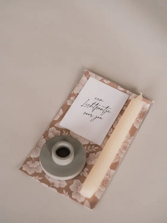 een lichtpuntje voor jou - cadeautje met kandelaar en kaars