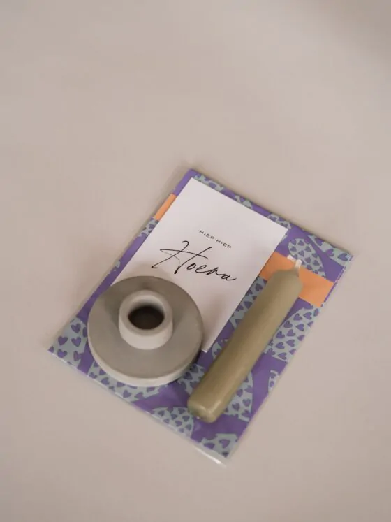 hiep hiep hoera Cadeautje met kaars en kaartje
