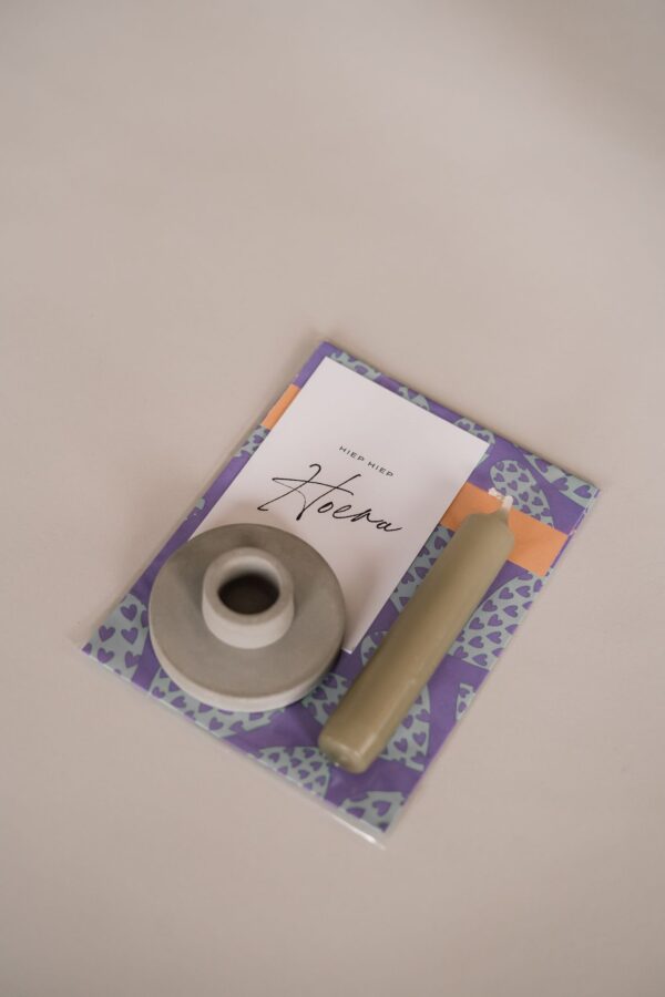 hiep hiep hoera Cadeautje met kaars en kaartje