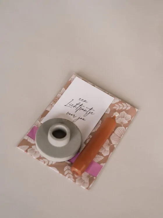 een lichtpuntje voor jou - cadeautje met kandelaar en kaars