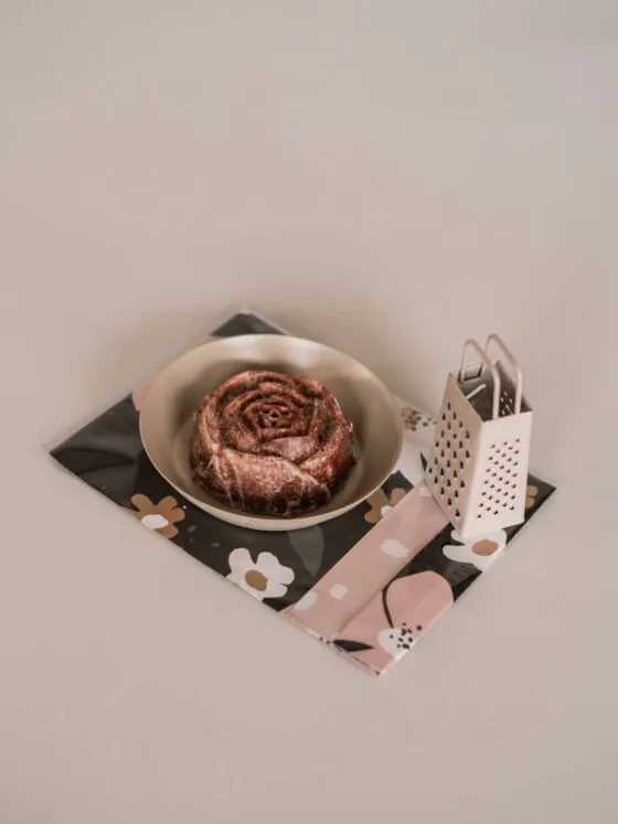 Heerlijk ruikend cadeautje met amberblokje roos, rasp en schaaltje