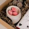 Veel liefs cadeaupakket, geurbrander, hartjes amberblokje, waxinelichtjes, tony chocolonely chocoladereep, ansichtkaart
