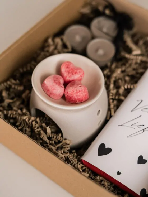 Veel liefs cadeaupakket, geurbrander, hartjes amberblokje, waxinelichtjes, tony chocolonely chocoladereep, ansichtkaart