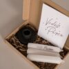 Pasen Brievenbus cadeau - Kandelaar, 3 kaarsen & een ansichtkaart