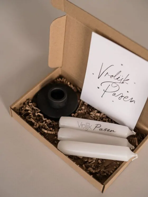 Pasen Brievenbus cadeau - Kandelaar, 3 kaarsen & een ansichtkaart