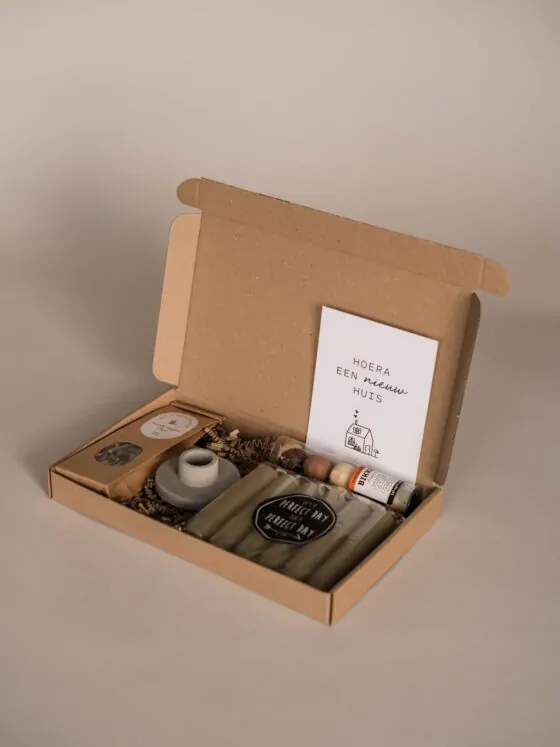 hoera een nieuw huis brievenbus cadeau - thee, kandelaar, set kaarsen en chocolade bikkels