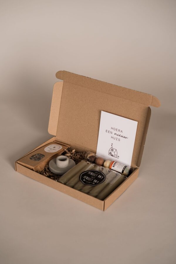 hoera een nieuw huis brievenbus cadeau - thee, kandelaar, set kaarsen en chocolade bikkels