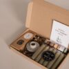 hoera een nieuw huis brievenbus cadeau - thee, kandelaar, set kaarsen en chocolade bikkels