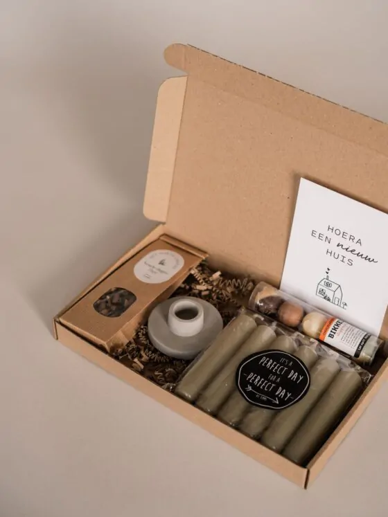 hoera een nieuw huis brievenbus cadeau - thee, kandelaar, set kaarsen en chocolade bikkels