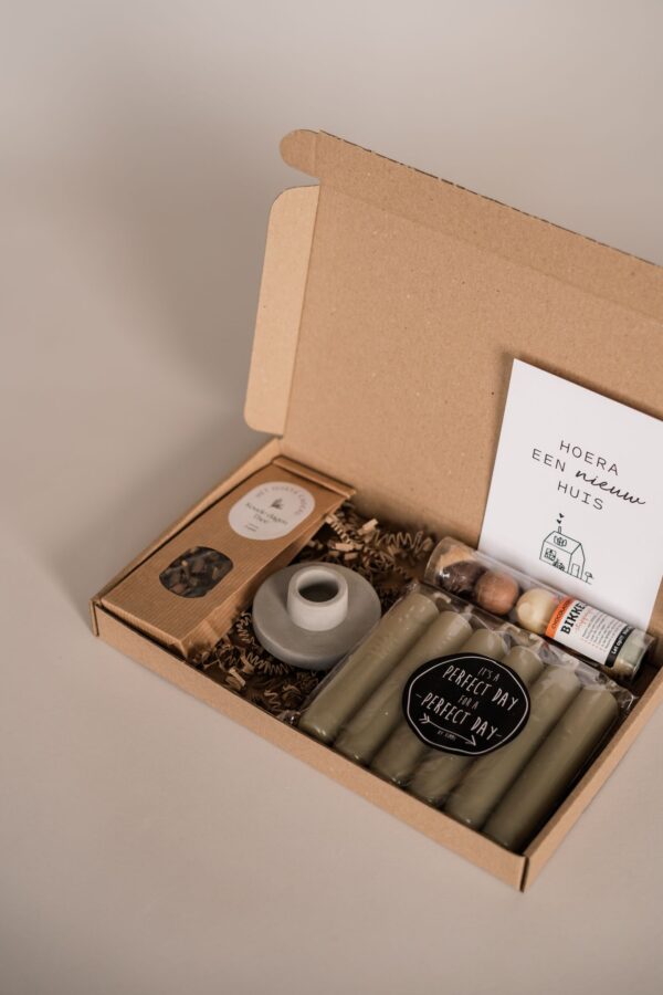 hoera een nieuw huis brievenbus cadeau - thee, kandelaar, set kaarsen en chocolade bikkels