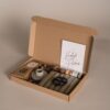Vrolijk pasen brievenbus cadeau - thee, kandelaar, set kaarsen en chocolade bikkels Vrolijk pasen brievenbus cadeau - thee, kandelaar, set kaarsen en chocolade bikkels