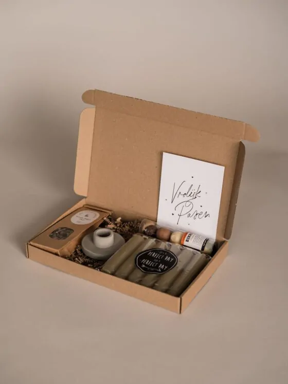 Vrolijk pasen brievenbus cadeau - thee, kandelaar, set kaarsen en chocolade bikkels