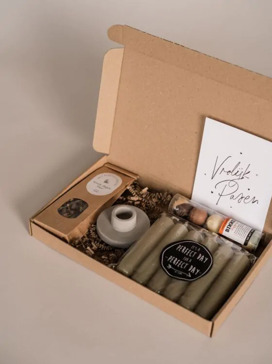 Vrolijk pasen brievenbus cadeau - thee, kandelaar, set kaarsen en chocolade bikkels