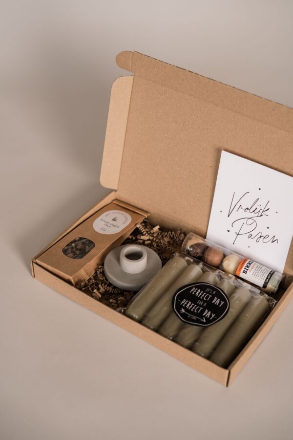 Vrolijk pasen brievenbus cadeau - thee, kandelaar, set kaarsen en chocolade bikkels Vrolijk pasen brievenbus cadeau - thee, kandelaar, set kaarsen en chocolade bikkels