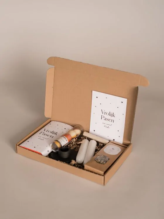Vrolijk pasen brievenbus cadeau: chocoladereep, bikkels, kandelaar, 2 kaarsen, thee