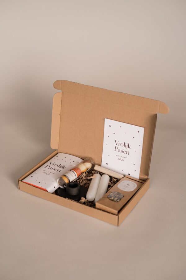Vrolijk pasen brievenbus cadeau: chocoladereep, bikkels, kandelaar, 2 kaarsen, thee Vrolijk pasen brievenbus cadeau: chocoladereep, bikkels, kandelaar, 2 kaarsen, thee